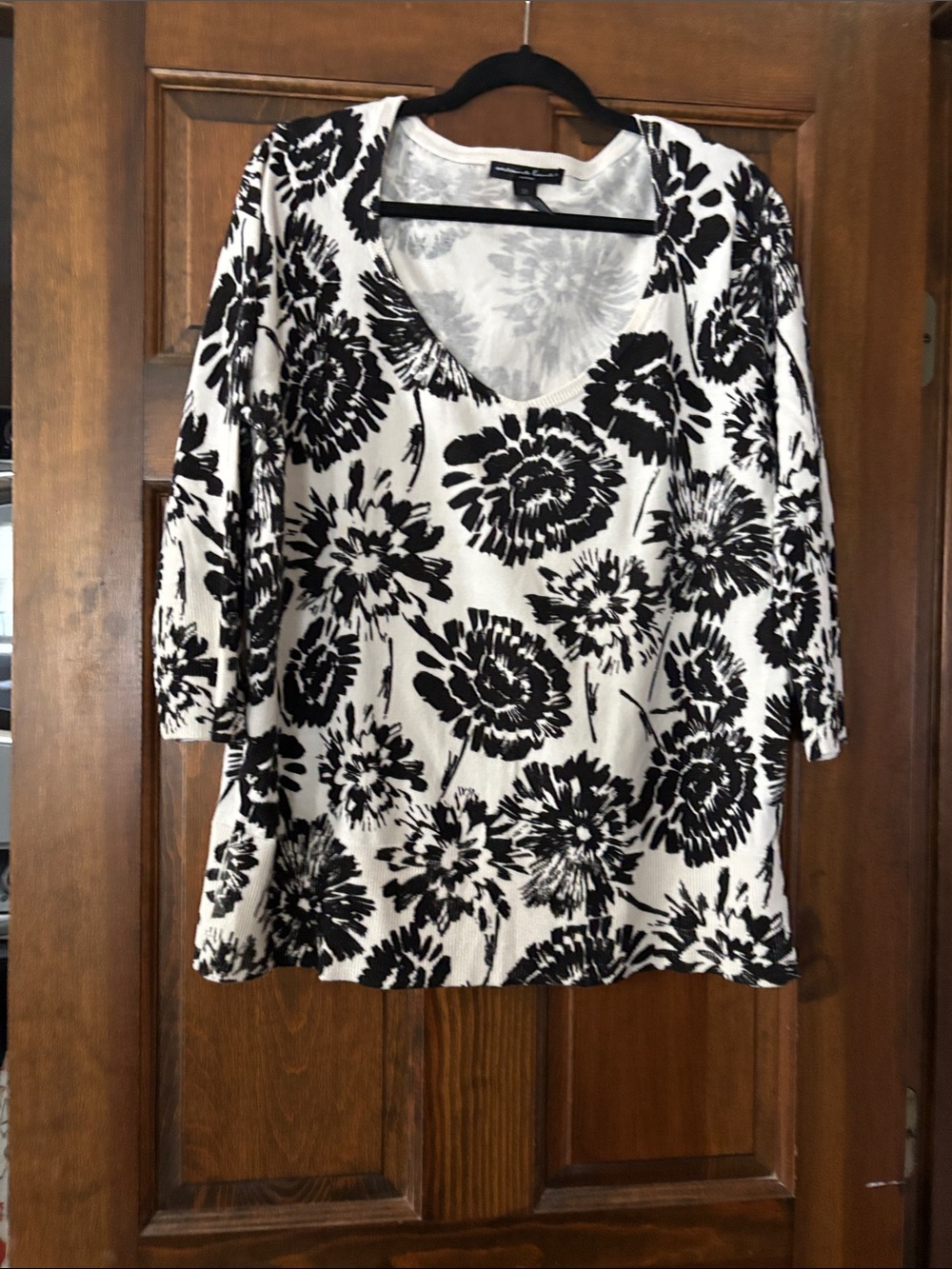 Black & White Floral Scoop Neck Women's Sweater